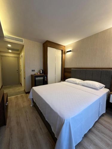 Ένα ή περισσότερα κρεβάτια σε δωμάτιο στο Erom Otel