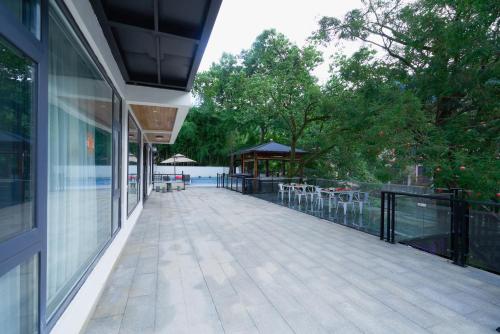 a walkway next to a building with a pool at 安吉季意民宿 Jiyi Boutique Homestay, Anji, Huzhou in Anji