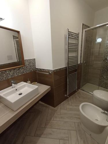 Bilik mandi di Red Bridges House Maria