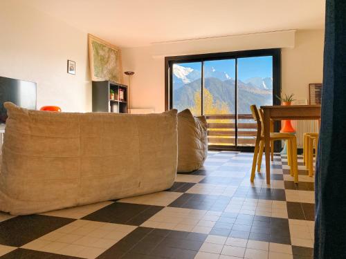 un salon avec un canapé et une table dans l'établissement Maison de montagne, à Passy