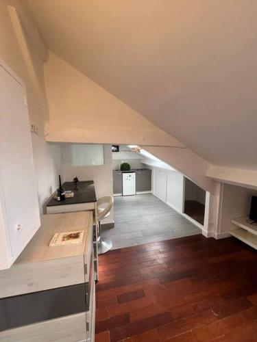 une cuisine avec un comptoir et une chambre dans l'établissement Au Cœur de Montmartre, à Paris