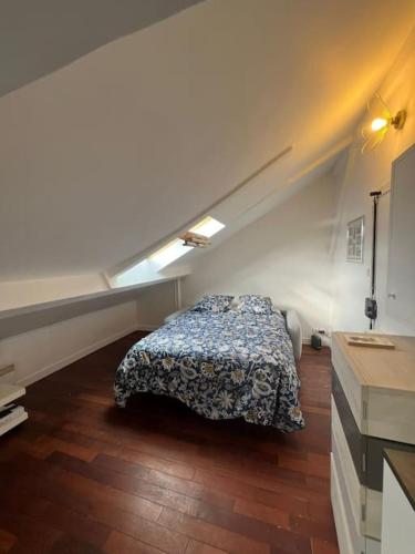 une chambre avec un lit dans un grenier dans l'établissement Au Cœur de Montmartre, à Paris
