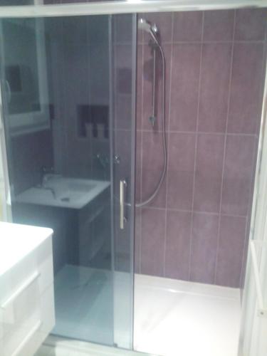 une salle de bain avec une douche en verre avec un lavabo dans l'établissement Les Canebières 711, au Muy