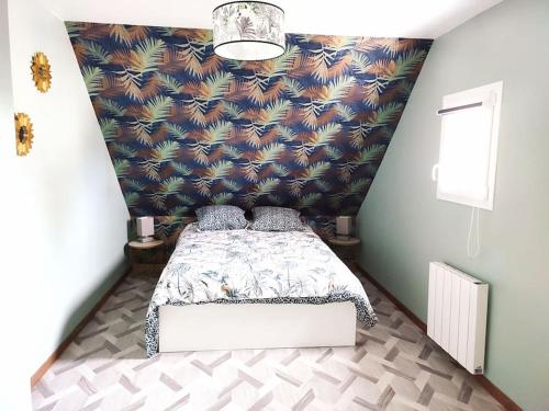 - une chambre dotée d'un lit avec un mur bleu et orange dans l'établissement Charmante maison proche plage et port, à Camaret-sur-Mer