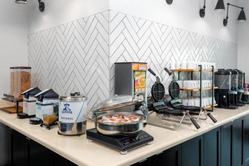 un bancone con del cibo sopra in una stanza di Staybridge Suites Miami Doral Area by IHG a Miami