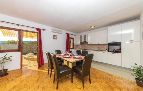 Η κουζίνα ή μικρή κουζίνα στο Cozy Home In Primorski Dolac With Wifi