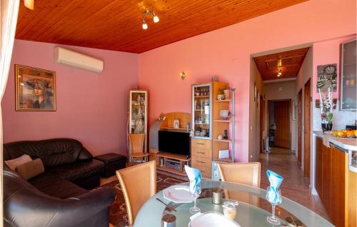 TV a/nebo společenská místnost v ubytování Gorgeous Apartment In Prizba With Wifi