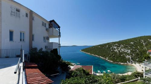 Wonderful Visinisce Apartments with Terrace and Sea Views