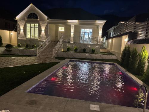 a house with a swimming pool at night at Vendam sweet Home in Vǝndam