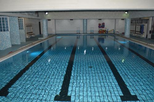 una grande piscina piena di acqua blu di Canadian Hotel a L'Aquila