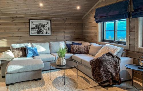 Χώρος καθιστικού στο 4 Bedroom Amazing Home In Stryn