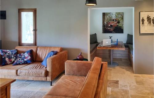 un salon avec un canapé et une table dans l'établissement Cozy Home In Pouzols-Minervois, à Pouzols-Minervois