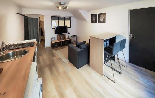 Il dispose d'une cuisine et d'un salon avec un canapé et une télévision. dans l'établissement Amazing Apartment In Bessan With Wifi, à Bessan