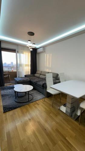 Remote Work - Skopje tesisinde bir oturma alanı