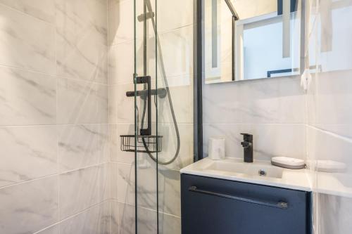 une salle de bain avec douche et lavabo dans l'établissement Cozy studio in the heart of Paris, à Paris