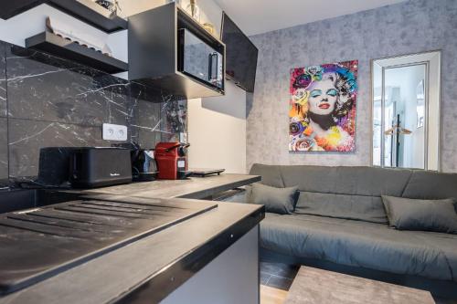 un salon avec un canapé et une cuisine dans l'établissement Cozy studio in the heart of Paris, à Paris