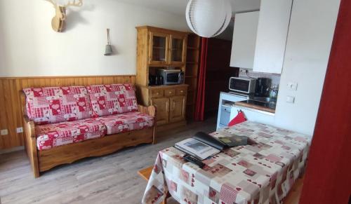una sala de estar con un sofá y una mesa en F2 front de neige la Rosière, en La Rosière