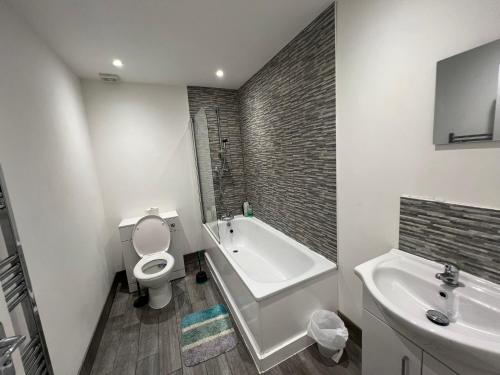 Koupelna v ubytování The Coral Guest House Southampton, Family rooms, Suitable for Contractors