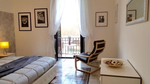 ローマにあるHouse Sant'Angelo great viewのベッドルーム1室(ベッド1台、椅子、テーブル付)