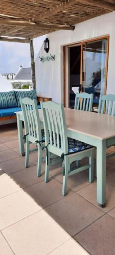 una mesa de picnic y sillas en un patio en Nova Vida loft apartment with sea views, en Paternoster