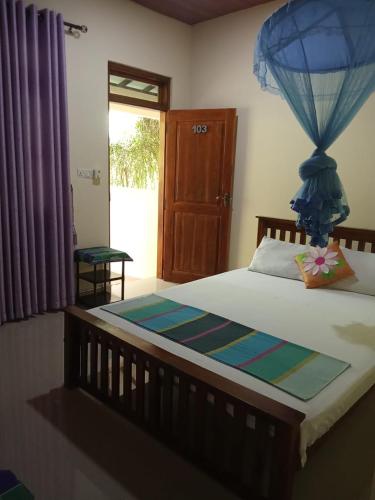 Llit o llits en una habitació de Udesh Guest