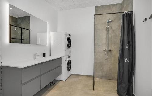 Ένα μπάνιο στο Beautiful Home In Ebeltoft With Sauna