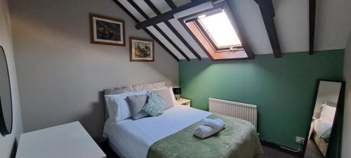 Katil atau katil-katil dalam bilik di Massive 4 bed with countryside views in Peterborough