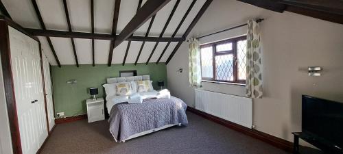 Katil atau katil-katil dalam bilik di Massive 4 bed with countryside views in Peterborough