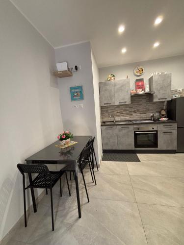 Η κουζίνα ή μικρή κουζίνα στο La casa di Flò