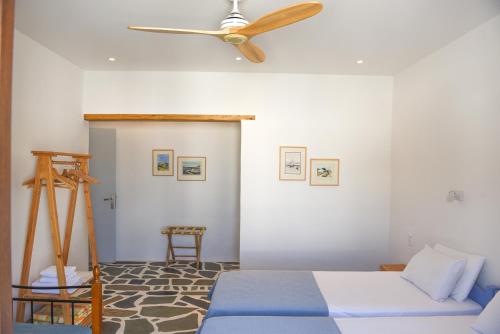ガリッサスにあるDendrinos Houseのベッドルーム(シーリングファン、ベッド付)