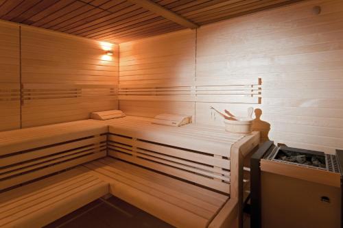 a sauna with wooden walls and wooden floors at Lagrange Vacances L’Oustau de Sorgue in LʼIsle-sur-la-Sorgue