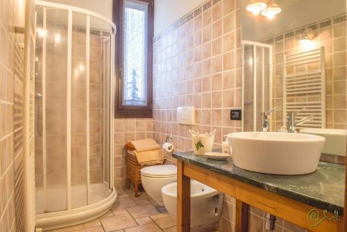 łazienka z umywalką, toaletą i prysznicem w obiekcie Locanda Camera con Vista w mieście Faenza