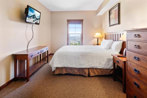 Un dormitorio con una cama y una cómoda y una ventana. en Soaring Eagle 303 Next To Slopes Underground Parking Hot Tubs Locker, en Snowshoe