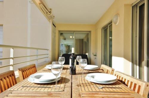 - une table avec des verres et une bouteille de vin dans l'établissement Le Palais de Med - 2 bedrooms, à Nice