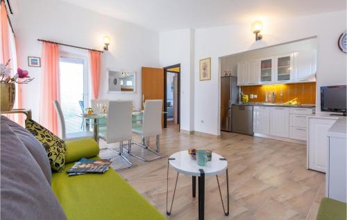 un soggiorno con un divano, un tavolo e una cucina di Beautiful Apartment In Peracko Blato a Peračko Blato