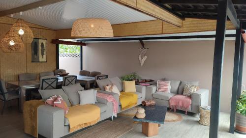a living room with couches and a table at Fare D'hôtes Tutehau in Papeete
