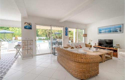 a living room with a couch and a table at Beautiful Home In Lège-Cap-Ferret in Lège-Cap-Ferret