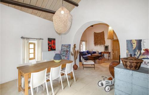 un salon avec une table et une salle à manger dans l'établissement Awesome Home In Saint-Montant, à Saint-Montan