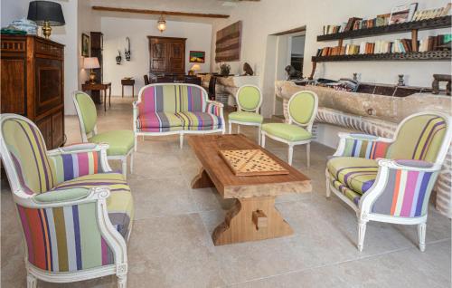 - un salon avec des chaises et une table basse dans l'établissement Amazing Home In Saint-Ambroix, à Saint-Ambroix