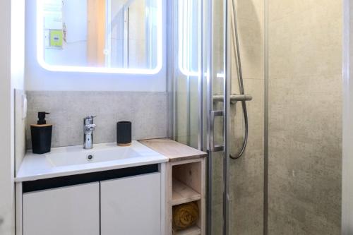 une salle de bain avec un lavabo et une douche dans l'établissement Maison de pêcheur rénovée quartier La Chaume Les Sables - 4 personnes, à Les Sables-dʼOlonne