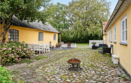 Vườn quanh Holiday Home Vejby Strand With Shower And Fireplace