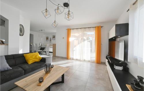 Μια τηλεόραση ή/και κέντρο ψυχαγωγίας στο Stunning Home In Arles With Wi-Fi