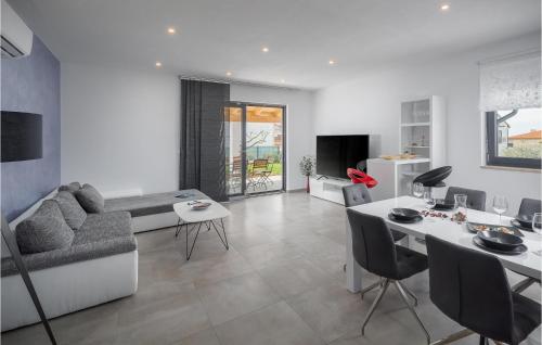 Televízia a/alebo spoločenská miestnosť v ubytovaní 3 Bedroom Awesome Home In Novigrad