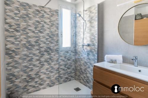 Bilik mandi di Air-conditioned apartment facing the port of Saint Laurent with 2 bedrooms