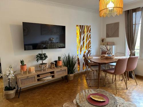 - un salon avec une table à manger et une télévision dans l'établissement Appartement Standing Paris, à Paris