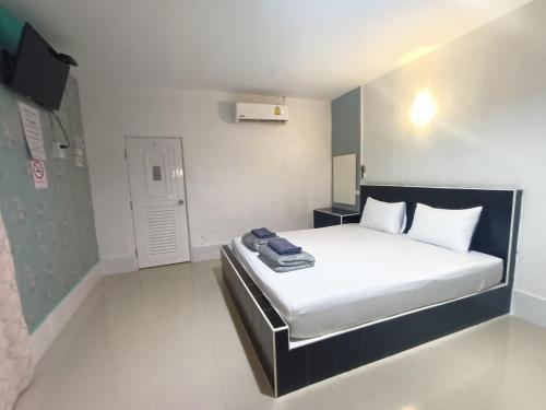 a bedroom with a large bed in a room at Saan Rak Resort in Prachuap Khiri Khan