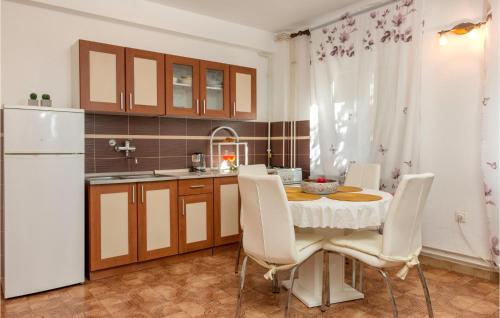 2 Bedroom Nice Apartment In Pula