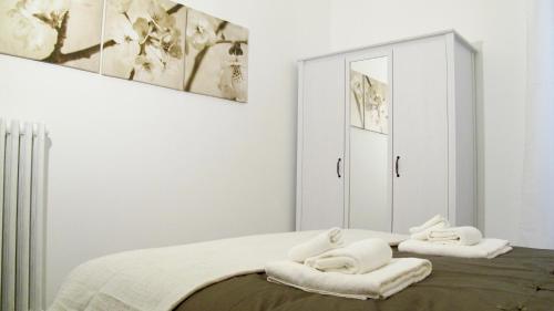 ローマにあるHouse Sant'Angelo great viewのベッドルーム1室(ベッド1台、白いタオル付)