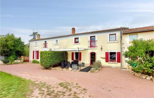 une grande maison blanche avec des fenêtres rouges et une allée. dans l'établissement Nice Home In Argenton Leglise, à Argenton lʼÉglise
