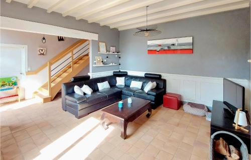 un salon avec un canapé et une table dans l'établissement Nice Home In Argenton Leglise, à Argenton lʼÉglise
